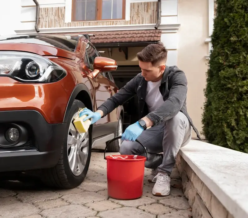 Lavage auto à domicile Saint-Méen : professionnel intervenant sur un véhicule